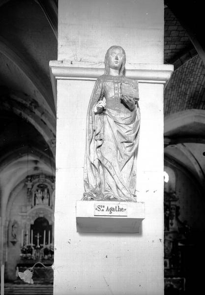 Statue en pierre : sainte Agathe