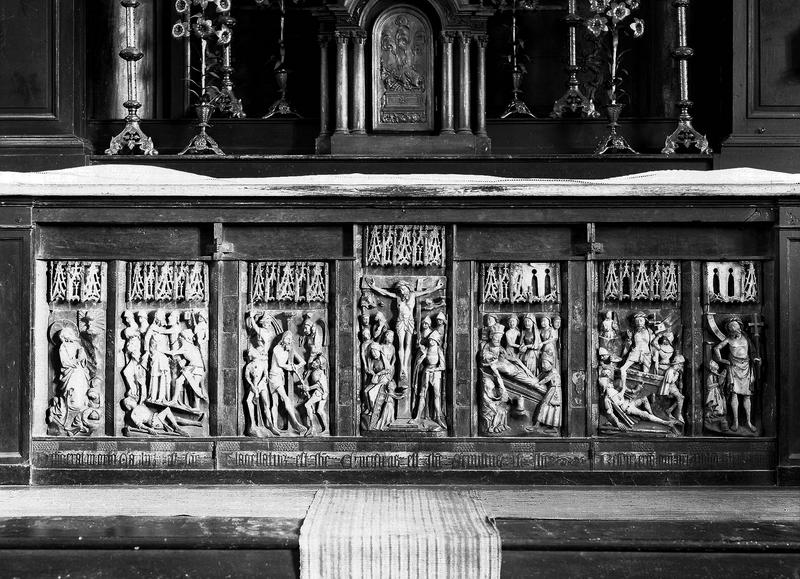 Bas-relief en albâtre encastré dans le tombeau du maître-autel : la passion du Christ