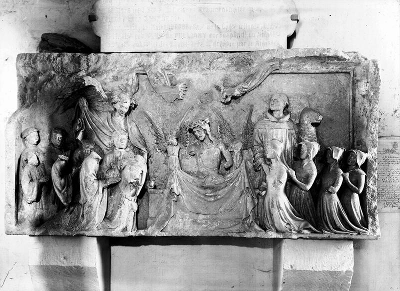 Bas-relief votif en marbre : le Christ mort soutenu par les anges entre les donateurs, saint Michel et saint Guillaume d'Aquitaine