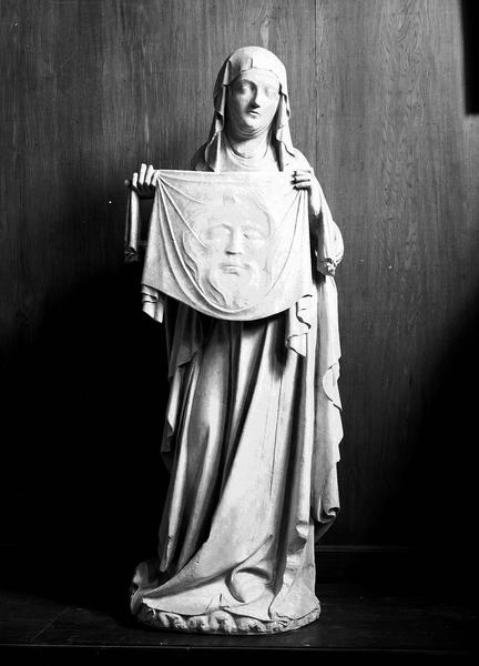 Statue en pierre provenant du transept nord : sainte Véronique