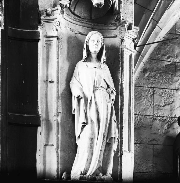 Statue en pierre : sainte dite sainte Marguerite ou Alips de Mons, femme d'Enguerrard de Marigny