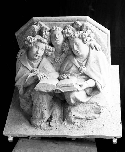 Cul-de-lampe en pierre (sous la Vierge de l'Annonciation) : trois enfants chantant