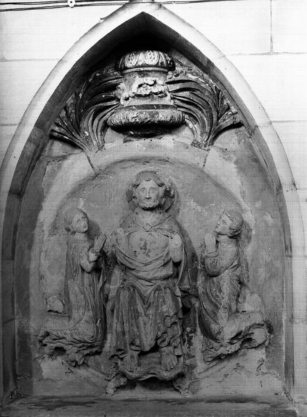 Haut-relief en pierre : le Christ entre la Vierge et saint Jean - © Ministère de la Culture (France), Médiathèque du patrimoine et de la photographie, diffusion RMN-GP