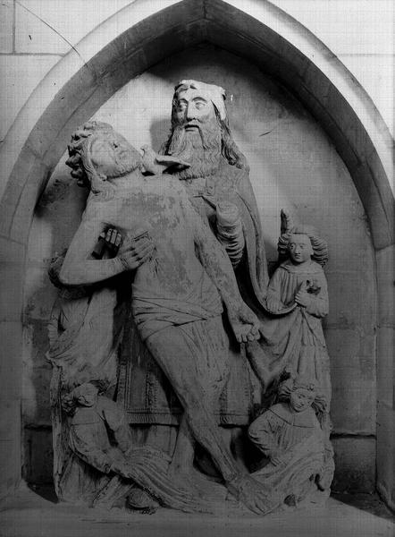 Haut-relief en pierre : la Trinité ou la Compassion du Père - © Ministère de la Culture (France), Médiathèque du patrimoine et de la photographie, diffusion RMN-GP
