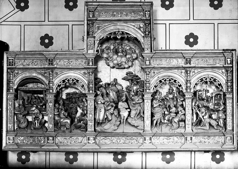Retable du choeur côté sud, en bois sculpté et polychrome : cinq scènes de la vie de saint Jean Baptiste. Naissance, Prédication, Baptême du Christ, Reproches à Hérode, Décollation