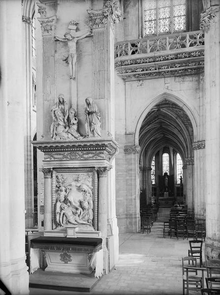 Vue intérieure de la croisée du transept et du déambulatoire sud. Pile sud-ouest, côté ouest : crucifixion et ensevelissement du Christ