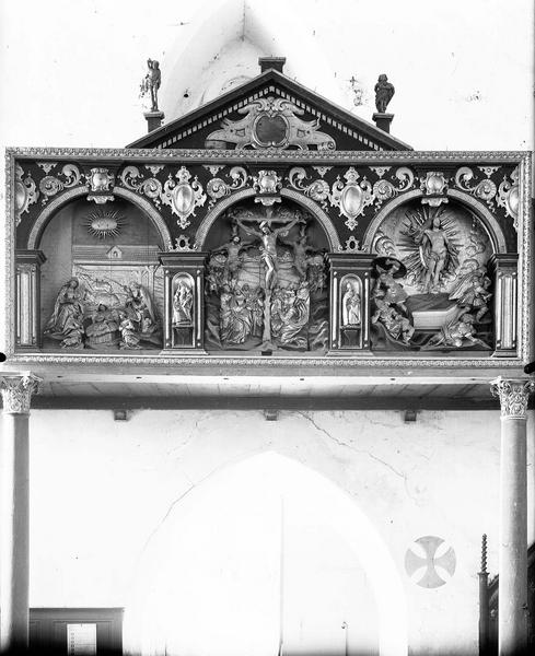 Retable (ancien) : scènes de la vie du Christ (Nativité, Crucifixion, Résurrection) bas-relief, bois doré