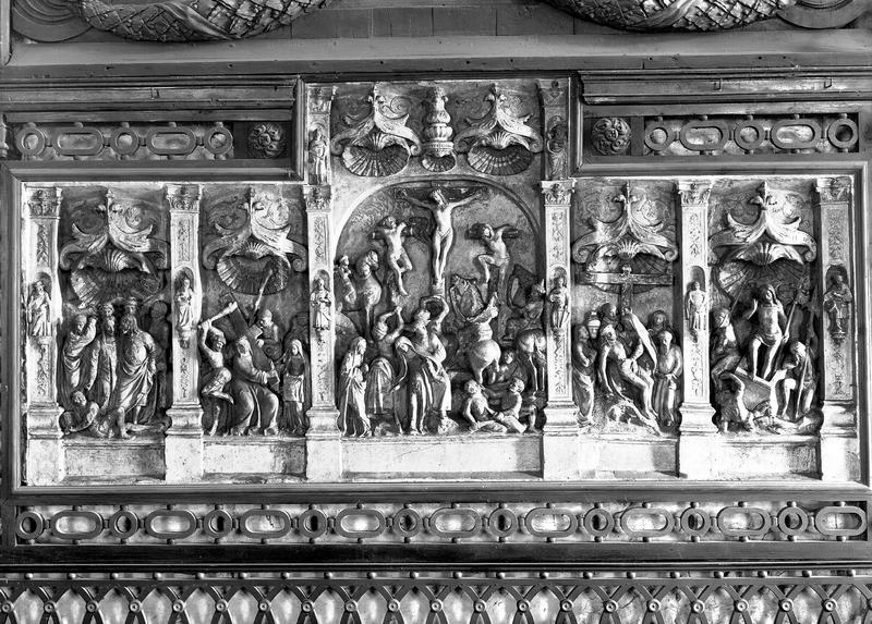 Retable en pierre composé de cinq hauts-reliefs : scènes de la Passion du Christ