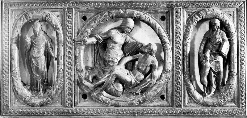 Bas-relief en bois surmontant le banc d'oeuvre : Vierge de Pitié entre saint Gilles et un évêque