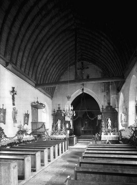 Vue intérieure de la nef vers le choeur