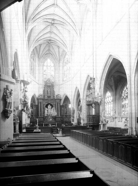 Vue intérieure de la nef vers le choeur