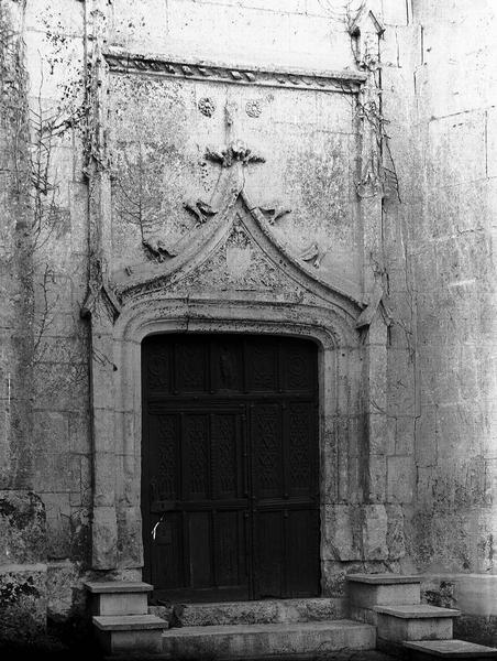 Portail de la façade nord et vantaux en bois sculpté - © Ministère de la Culture (France), Médiathèque du patrimoine et de la photographie, diffusion RMN-GP