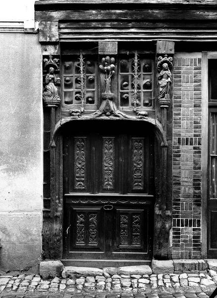 Façade sur rue : portail et porte en bois sculpté