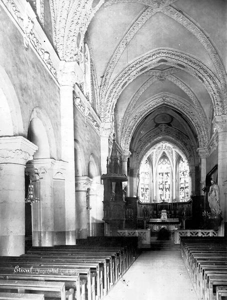 Vue intérieure de la nef vers le choeur