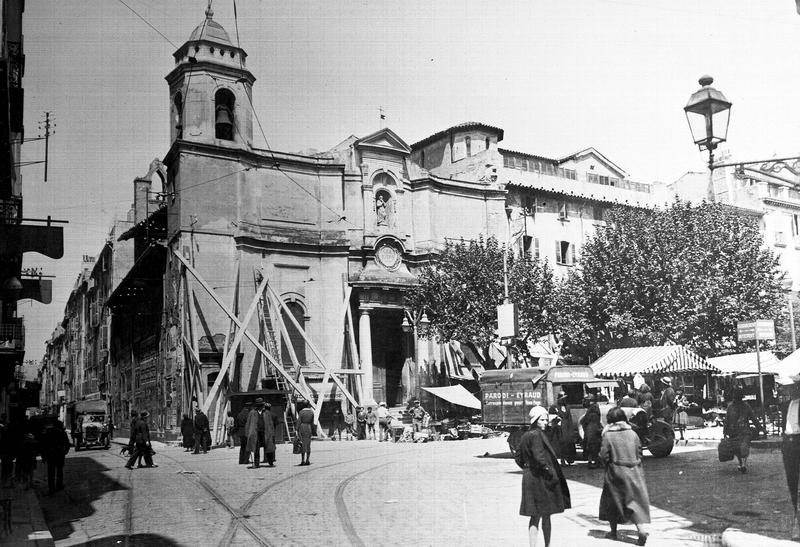 Façade sur la place