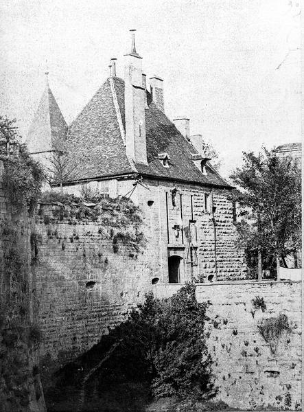 Château sur les remparts avant la démolition