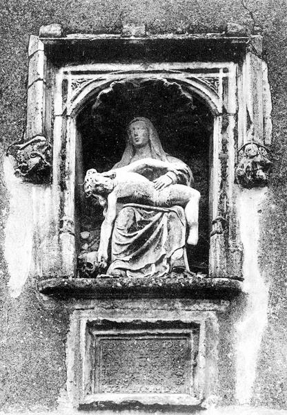 Groupe sculpté dans une niche : Vierge de Pitié