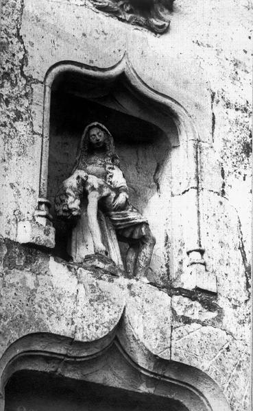 Groupe sculpté en pierre situé dans la niche au-dessus de la porte latérale : Vierge de Pitié