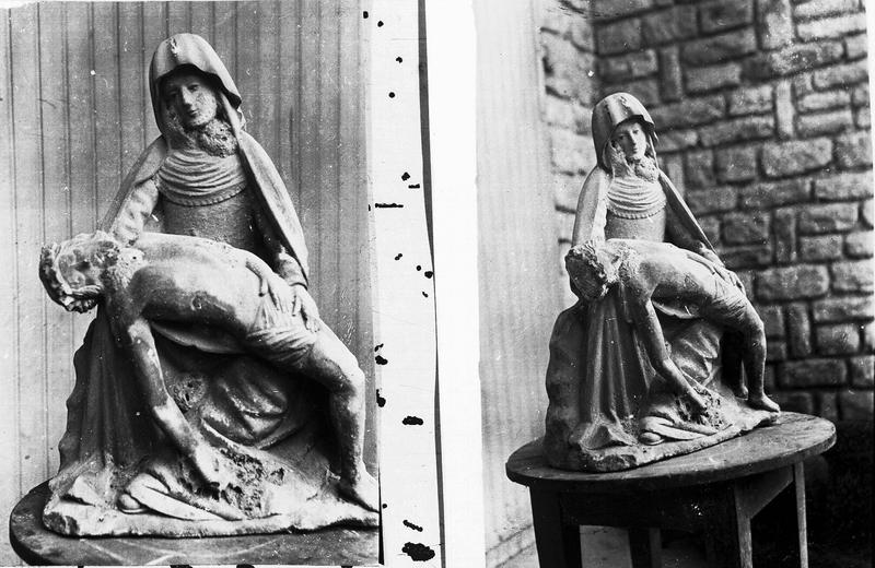 Groupe sculpté en pierre : Vierge de Pitié
