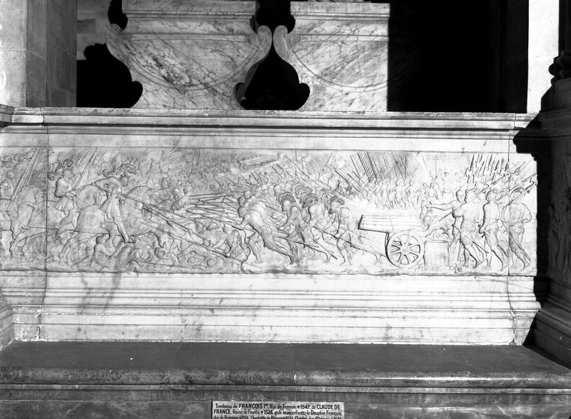 Tombeau de François 1er, de Claude de France et de trois de leurs enfants, François, Charles et Charlotte. Bas-relief du soubassement : épisodes des campagnes d'Italie