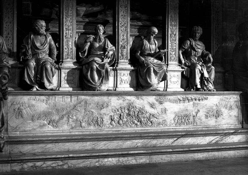 Tombeau de Louis XII et d'Anne de Bretagne : arcades de l'édicule avec quatre apôtres et bas-relief du soubassement