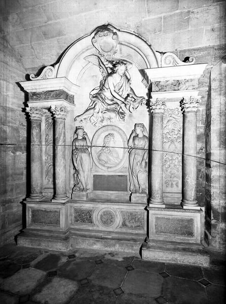 Monument commémoratif de Louis XIV : buste du roi dans un médaillon, accompagné de deux pleureuses et surmonté d'un ange tenant un coeur