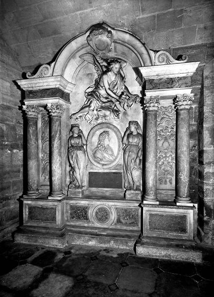 Monument commémoratif de Louis XIV : buste du roi dans un médaillon, accompagné de deux pleureuses et surmonté d'un ange tenant un coeur