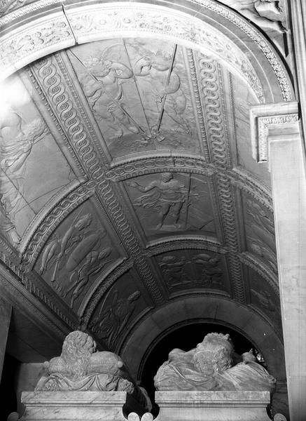 Tombeau de François 1er, de Claude de France et de trois de leurs enfants, François, Charles et Charlotte : voûte centrale ornée de bas-reliefs et têtes des gisants