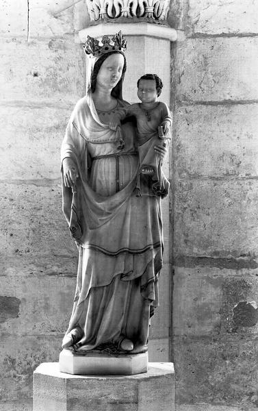 Statue de la chapelle axiale du déambulatoire : Vierge à l'Enfant