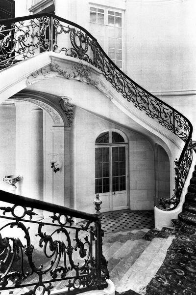 Vue intérieure du vestibule : escalier