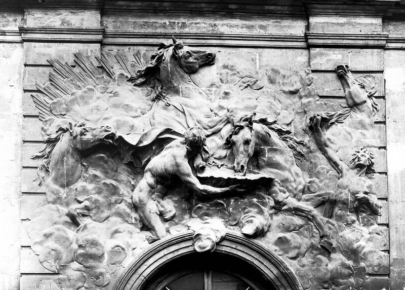 Relief surmontant une fenêtre : chevaux du soleil