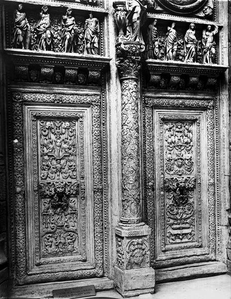 Porte du transept nord en bois sculpté - © Ministère de la Culture (France), Médiathèque du patrimoine et de la photographie, diffusion RMN-GP