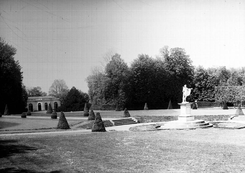 Parc, avec au fond l'orangerie