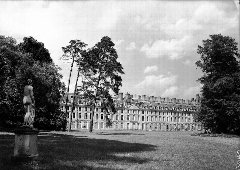 Aile Louis XV, vue du jardin anglais