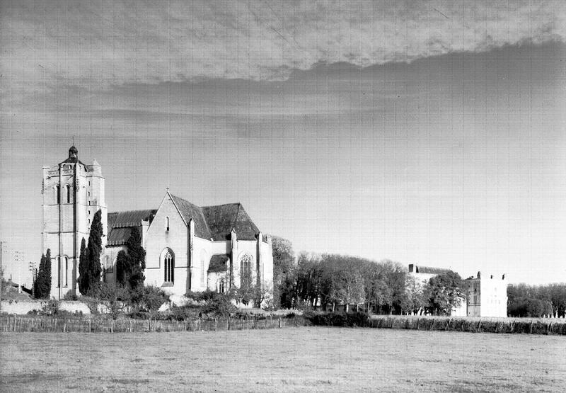 Ensemble sud ; à droite, le château