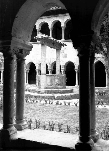 Cloître : vue sur le jardin, vers la galerie nord et le vieux puits