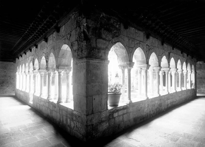 Cloître : vue intérieure de la galerie à l'angle nord-est