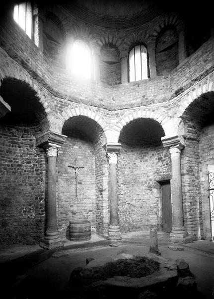 Baptistère : vue intérieure côté sud. Colonnes de granit à chapiteaux corinthiens en marbre blanc, et piscine octogonale