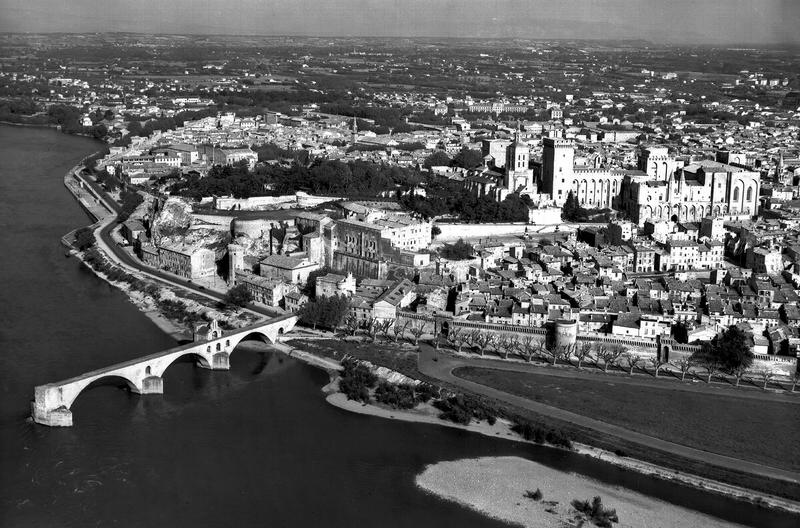 Vue aérienne de la ville au bord du Rhône avec le Palais des Papes et le pont Saint-Bénézet