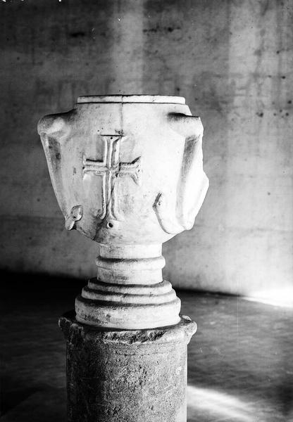 Chapiteau urne en marbre blanc, ayant contenu le coeur de saint Jacques