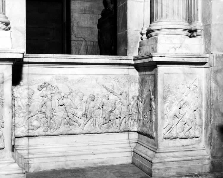 Tombeau de François 1er, de Claude de France et de leurs enfants : bas-relief du soubassement