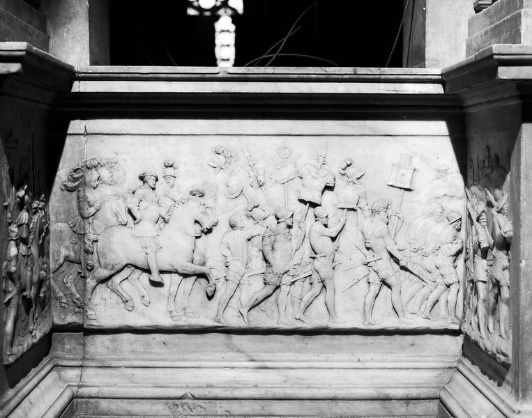 Tombeau de François 1er, de Claude de France et de leurs enfants : bas-relief du soubassement