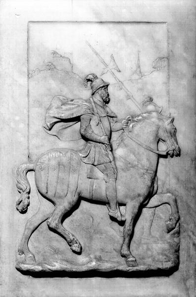 Tombeau de François 1er, de Claude de France et de leurs enfants. Bas-relief (retrait angle nord-ouest, face côté nord) : cavalier à cheval