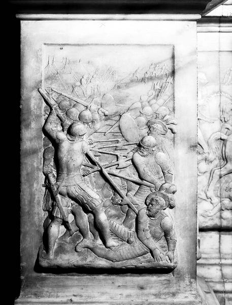 Tombeau de François 1er, de Claude de France et de leurs enfants. Bas-relief : scène de combat