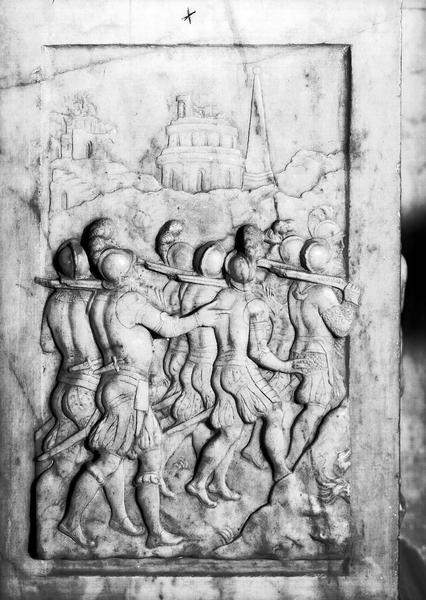 Tombeau de François 1er, de Claude de France et de leurs enfants. Bas-relief : défilé de troupes