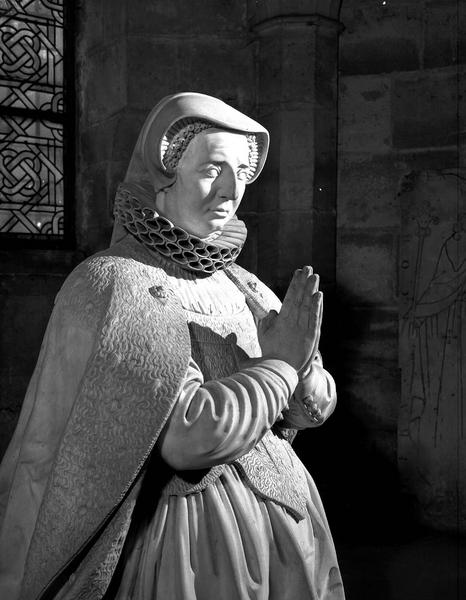 Crypte : Diane de France priant ; statue provenant de l'église des Minimes