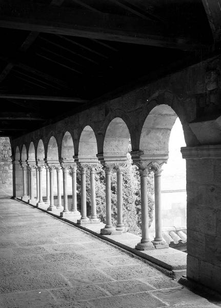 Cloître : vue intérieure de la galerie nord au premier étage