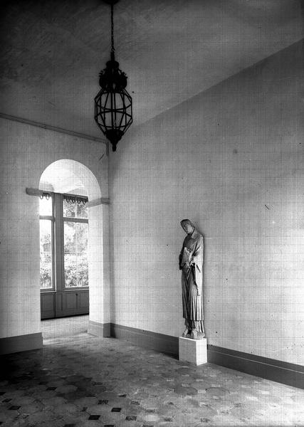 Vestibule avec la statue de la Vierge