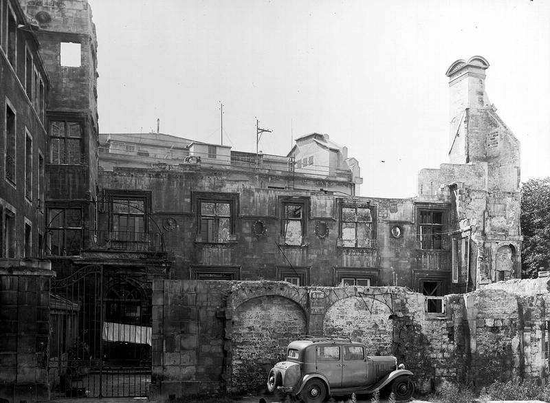 Façade sur cour, très mutilée