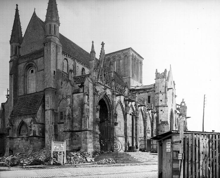 Ensemble sud-ouest : fenêtres et transept sud, très endommagés